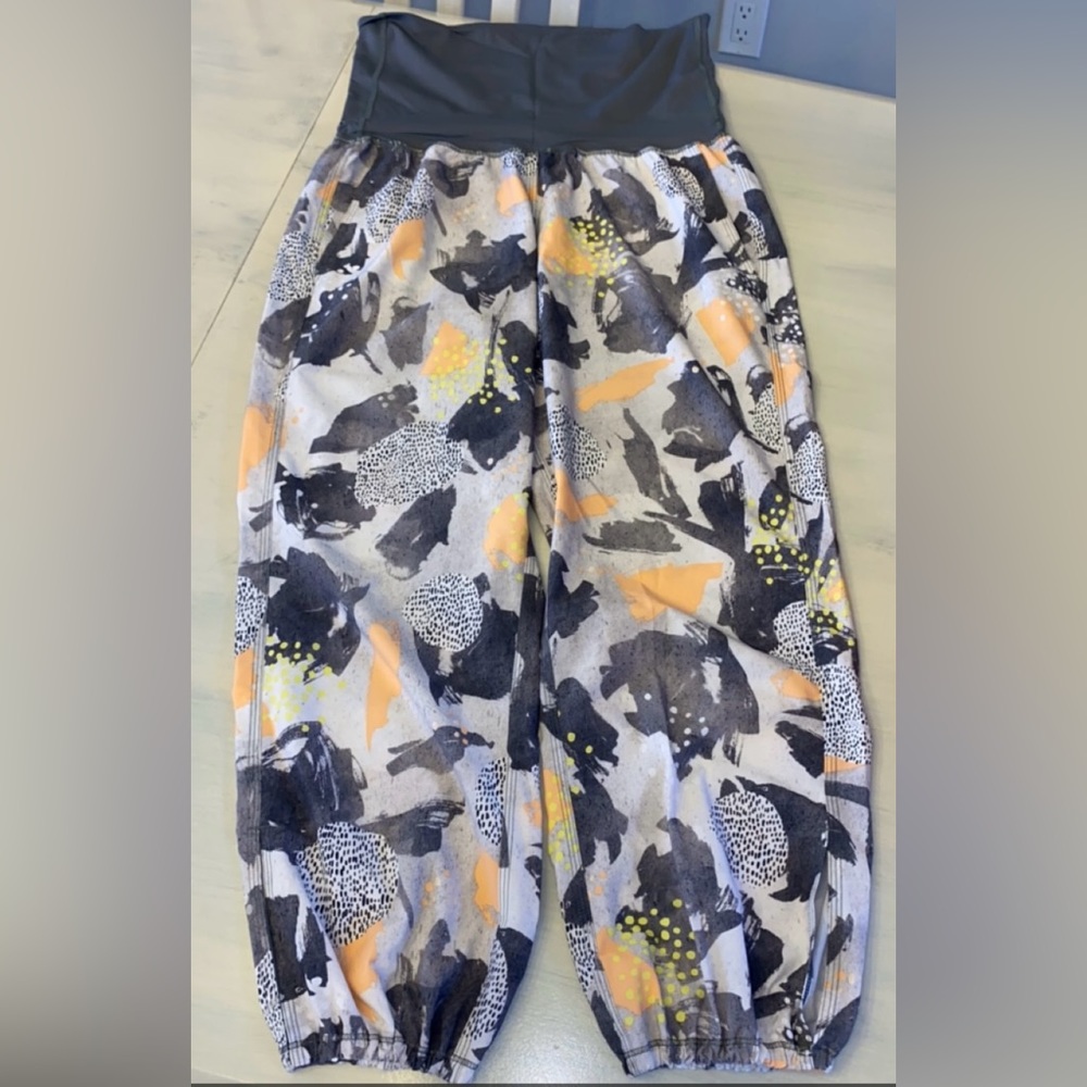 Size 6 LuluLemon Om Pants